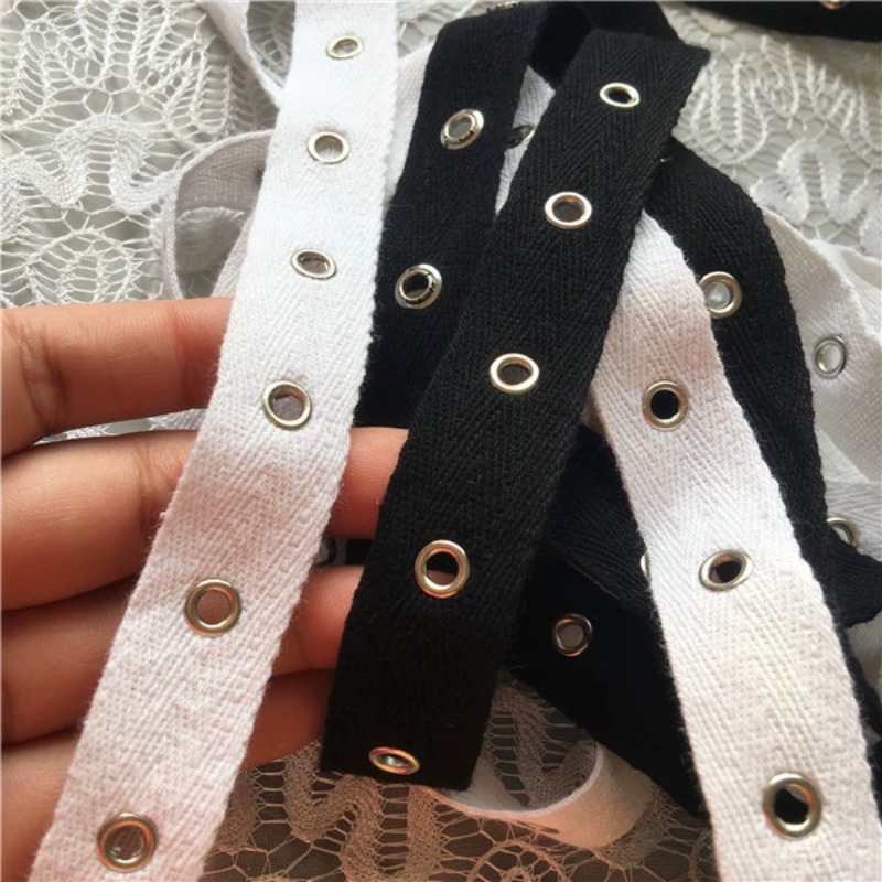 Sewing Eyelet Fabric - Czarno-biała taśma bawełniana z metalowymi guzikami