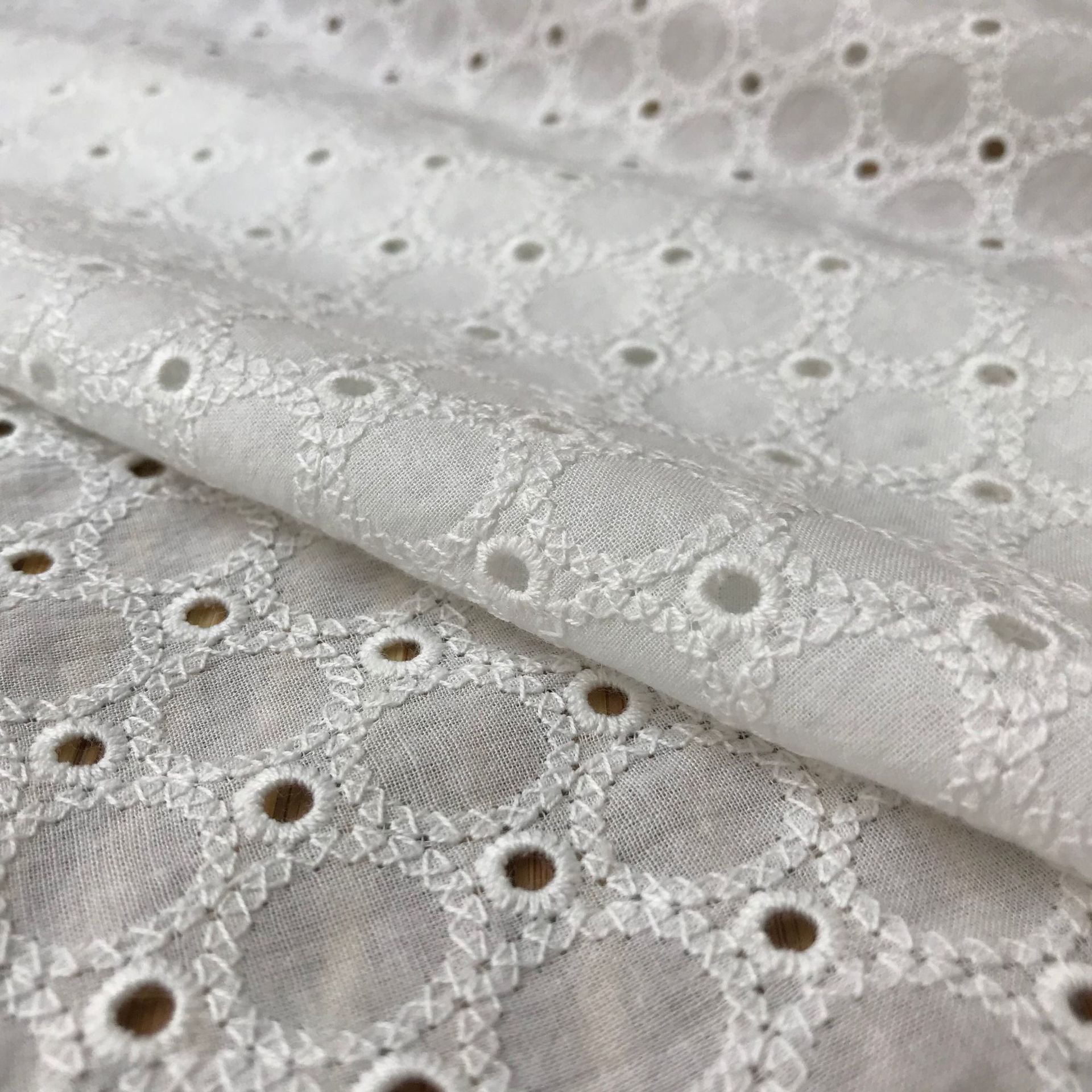 Bawełniany Denim z Małymi Okrą – Sewing Eyelet Fabric recenzja i cena